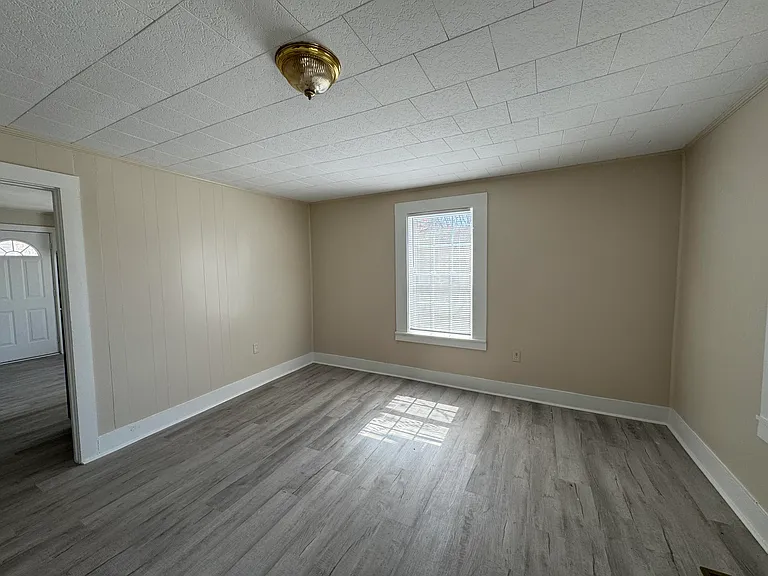 118 N Fowler Ave — Photo 3