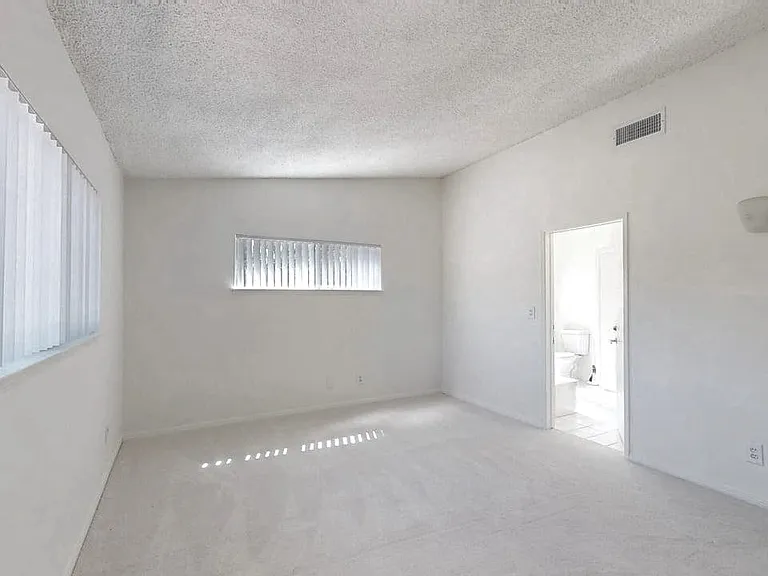 22545 Hatteras St — Photo 19