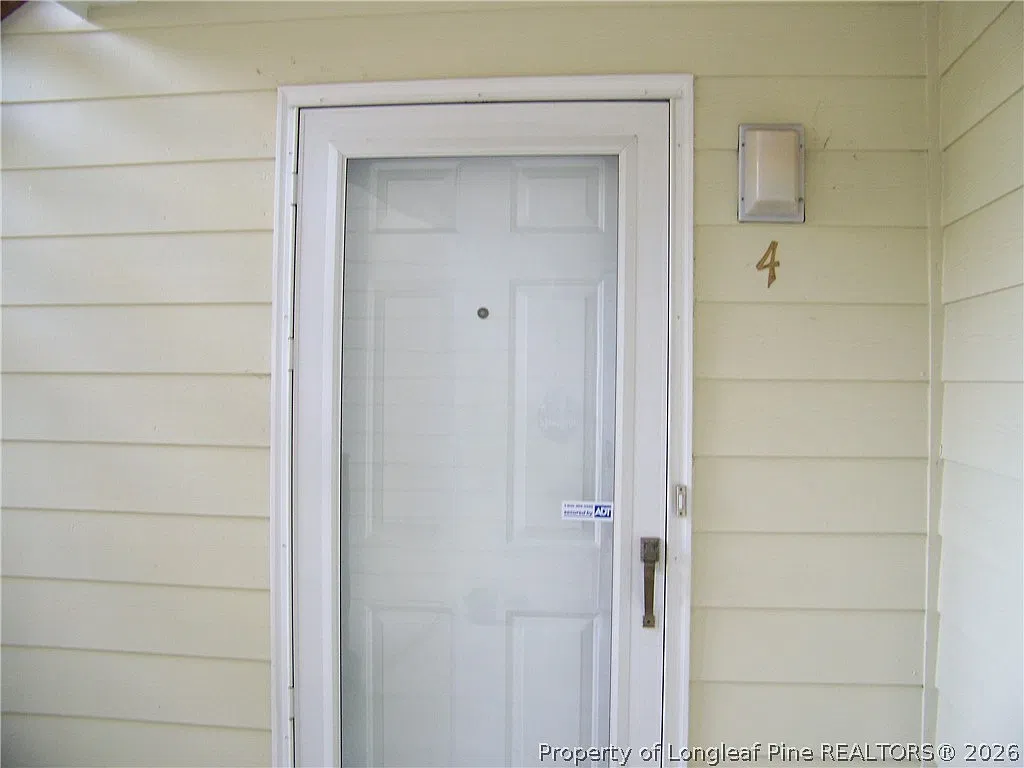 3 bed, 2.0 bath, 1400 sqft, $1,400 — Photo 2