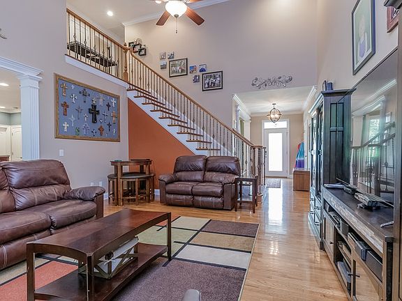 3rd image of 33 Southwood Cir