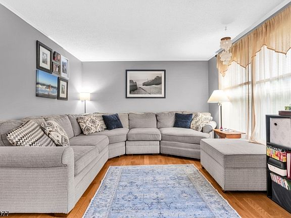 3rd image of 76 Valley View Dr