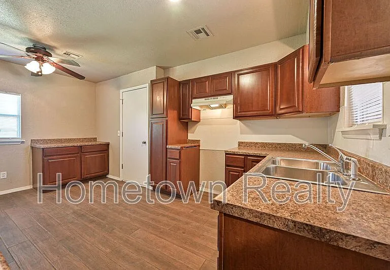 629 Lloyd Ave — Photo 2