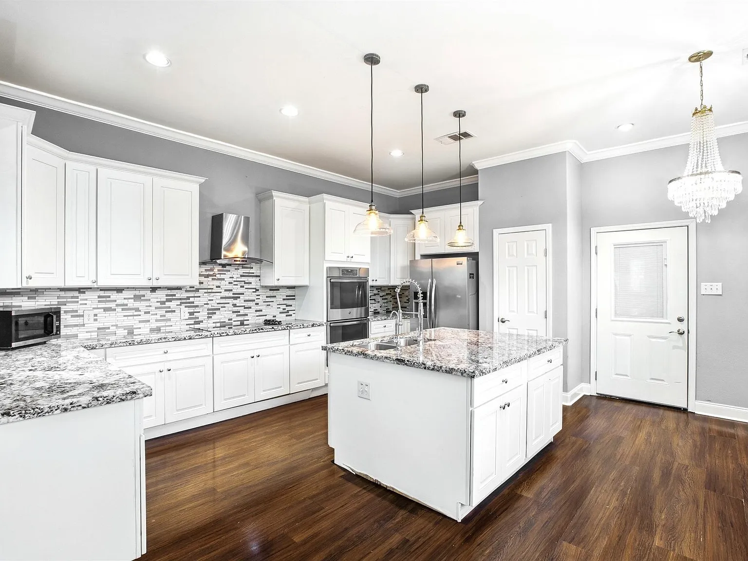 3 bed, 2.5 bath, 2251 sqft, $2,900 — Photo 1