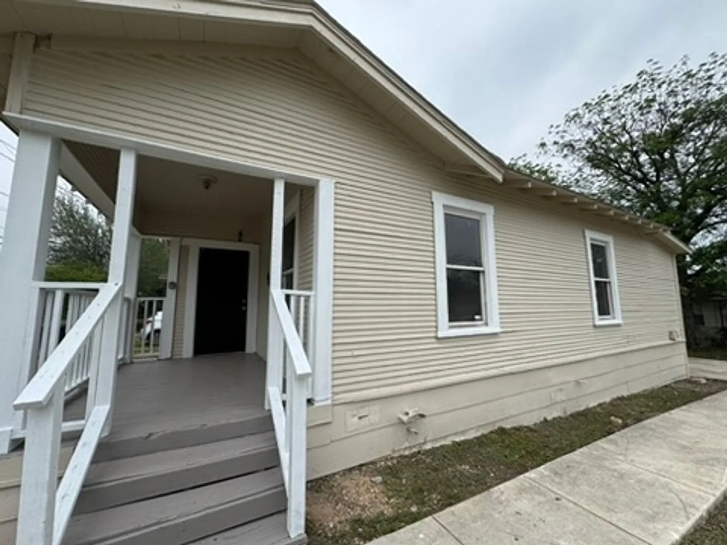 Cozy Corner Home in Denver Heights, Near I-10 Move-In Ready with Spacious Yard and Storage Shed — Photo 4