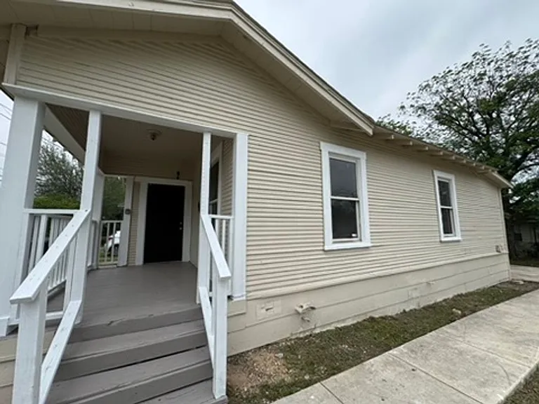 420 Clark Ave — Photo 4