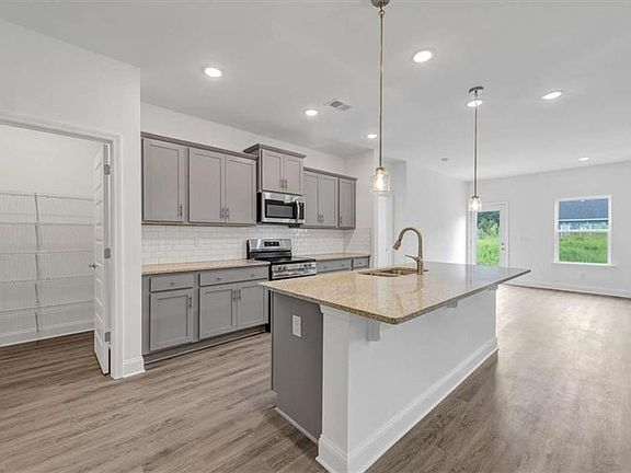 5th image of 313 Angela Ave