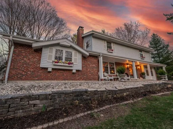 5402 Woodland SUMMIT, West Bend, WI 53095