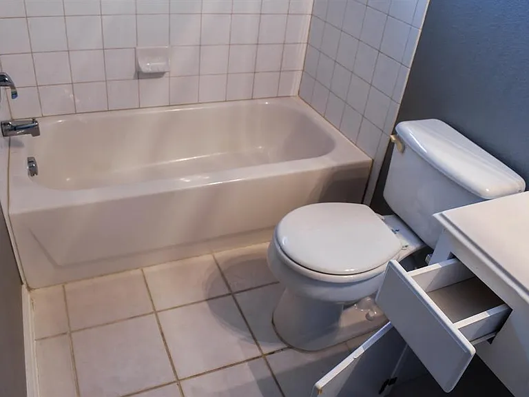 409 Royal Crest Dr — Photo 27