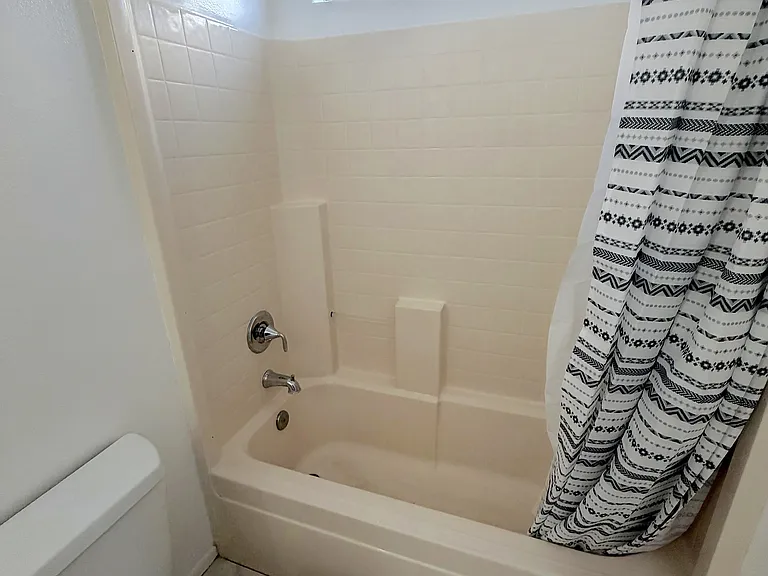 1503 W Adams Blvd — Photo 23