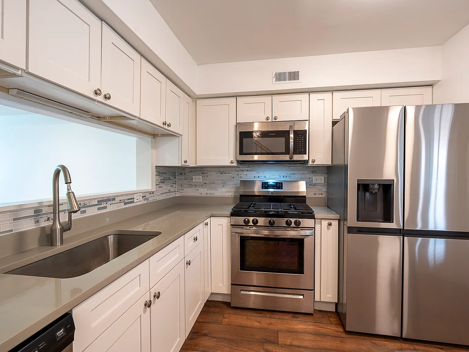 2 bed, 2.5 bath, 1350 sqft, $3,200 — Photo 4