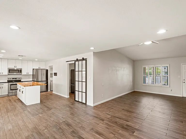 Family room/dining room/kitchen