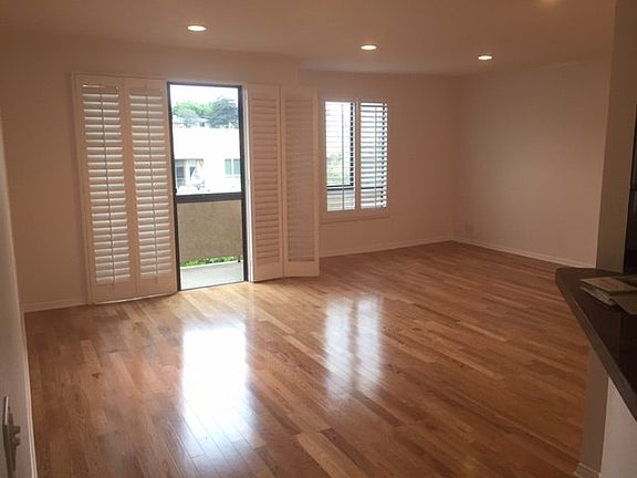 4th image of 1315 Roxbury Dr APT 301