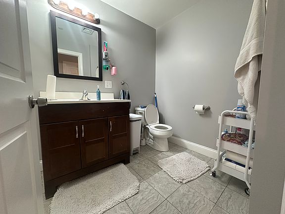 4th image of 39 Calumet St APT 2