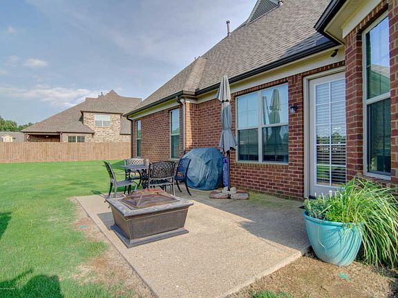 5th image of 5558 Douglas Dr