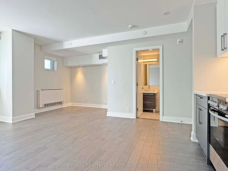 11 Walmer Rd #409 — Photo 6