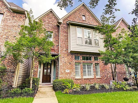 Centrally located to provide a quick commute to many Houston destinations and many neighborhood restaurants/bars!