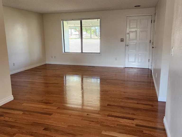 9811 NE 6th Cir — Photo 2
