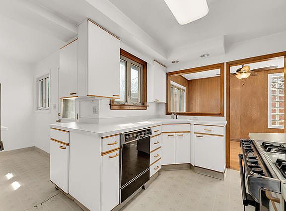 5th image of 1205 Beach Ave