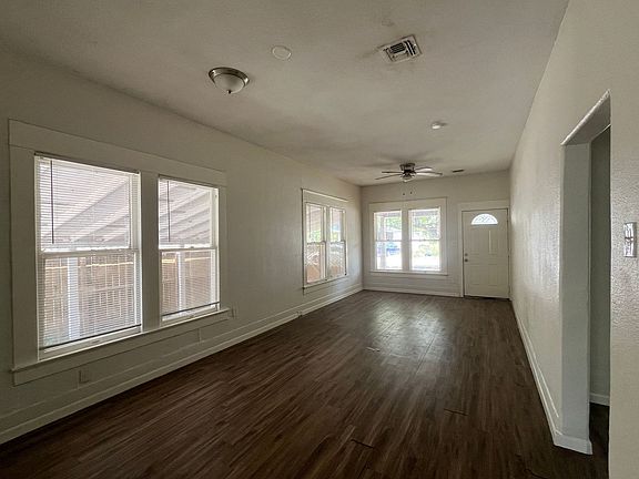 4th image of 1004 Illinois St