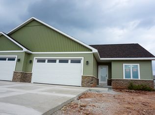 2670 Princeton Dr, Neenah, WI 54956