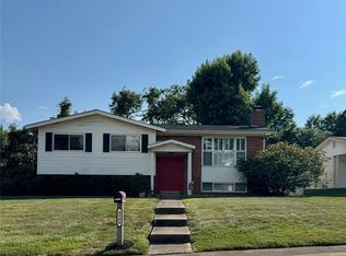 4900 Sabre Ct, Saint Louis, MO 63128