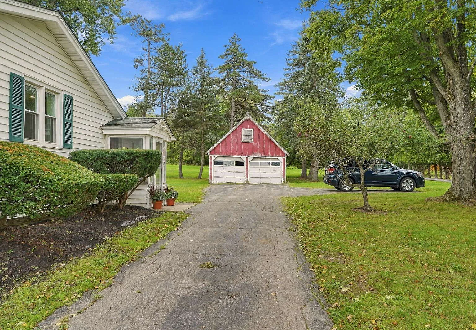 3 bed, 1.0 bath, 1962 sqft, $4,500 — Photo 2