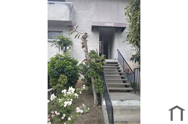 Building Photo - 4840 Rosewood Ave #3