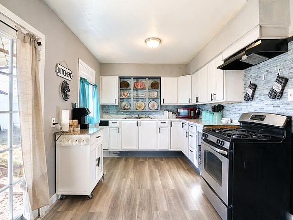 3rd image of 1202 Crescent Dr