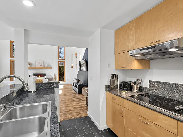 27 Montauk Ave — Photo 15
