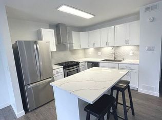 564 Creekwood Ct, Carol Stream, IL 60188