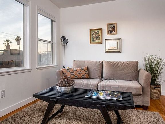 2nd image of 1159 1/2 Bellevue Ave
