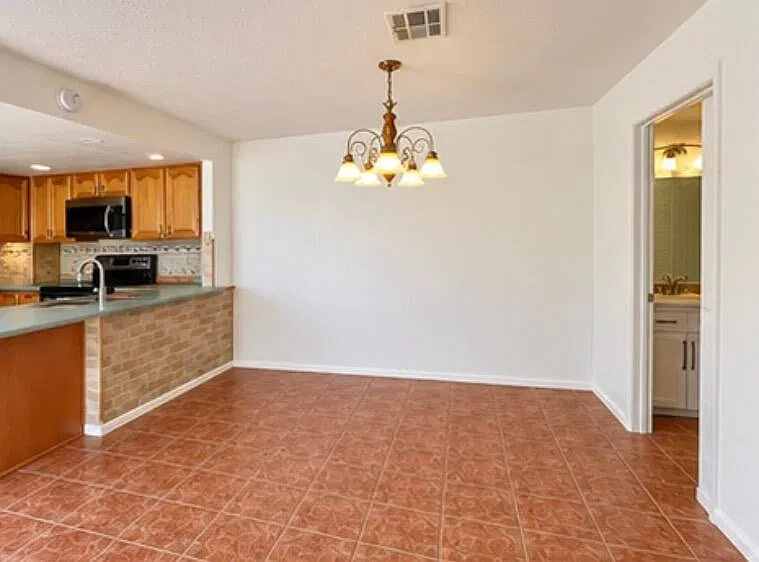 1402 Harvard Ln — Photo 3