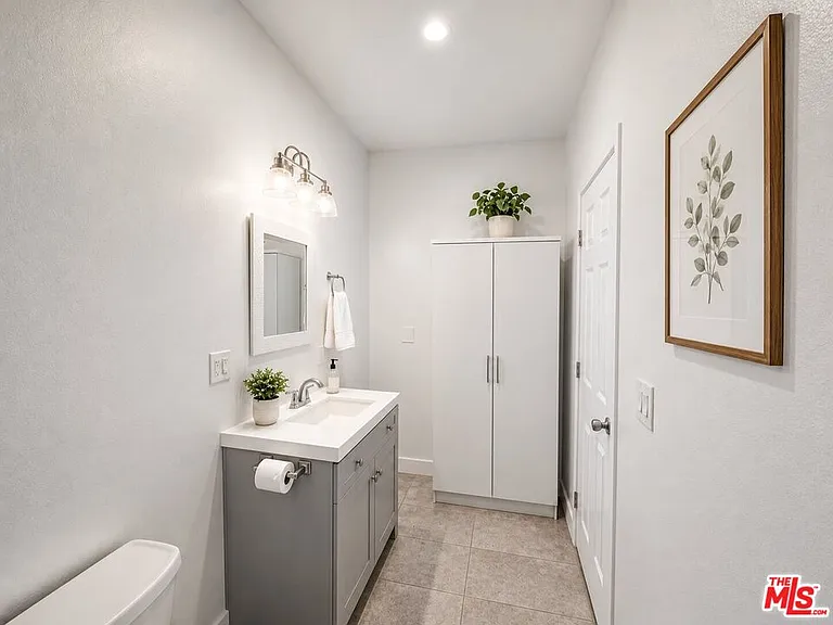 2927 S Catalina St #2925 — Photo 11