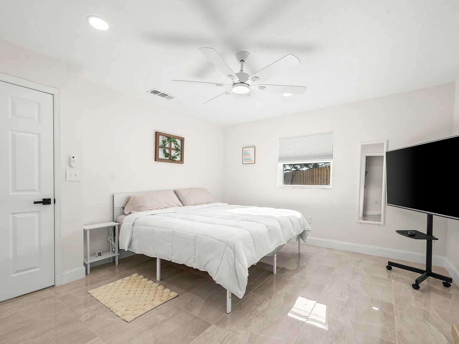 4 bed, 2.5 bath, 2356 sqft, $7,950 — Photo 4