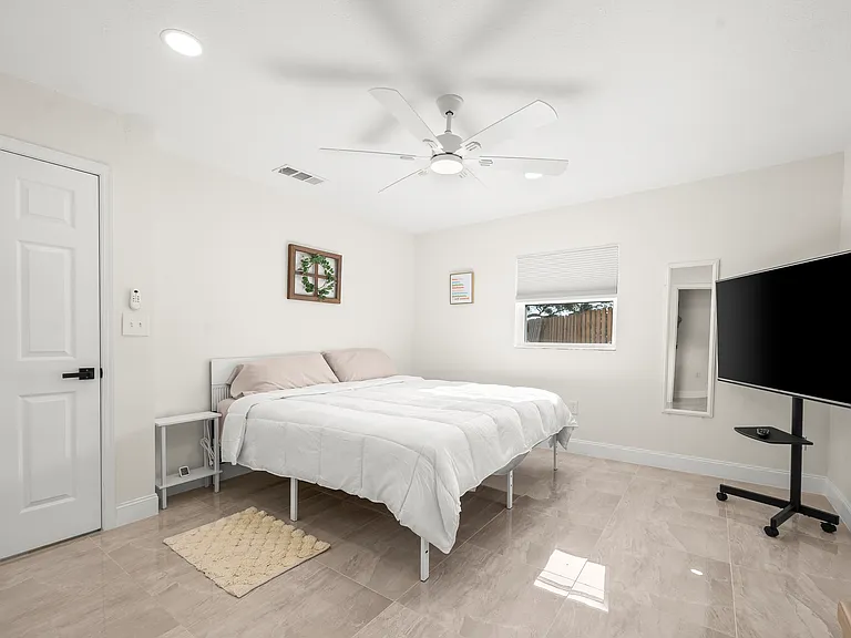 1260 Leslie Dr — Photo 4