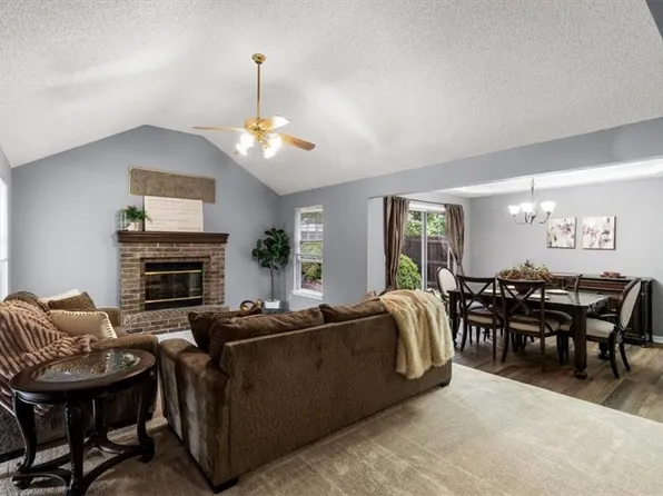 1204 NE Hendrix Dr, Lees Summit, MO 64086