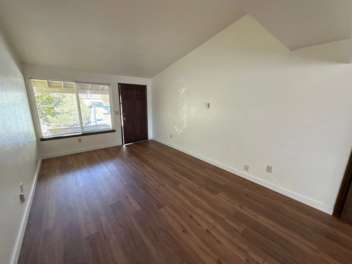2 bed, 1.5 bath, 1454 sqft, $1,685 — Photo 3