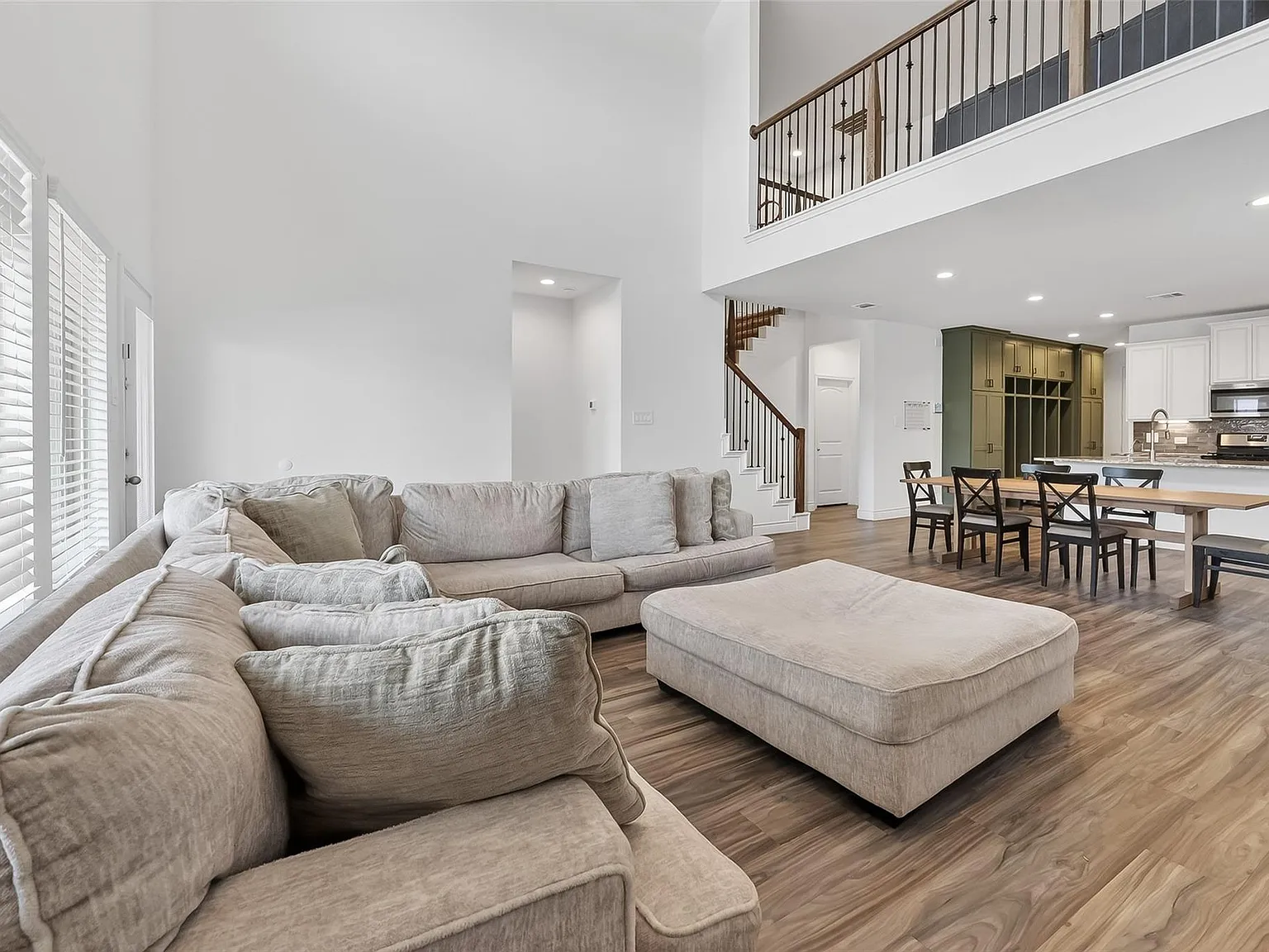 5 bed, 3.0 bath, 3012 sqft, $2,800 — Photo 3