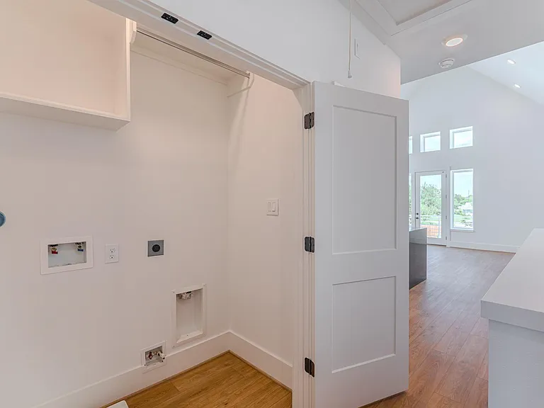 7605 Victory Reserve St — Photo 29