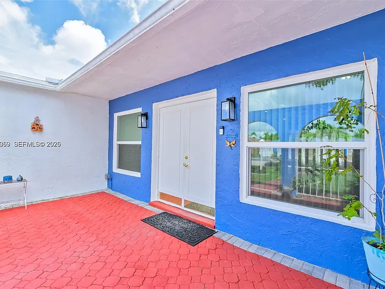 851 SW 49th Ter — Photo 4