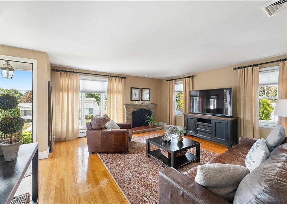 1st image of 8 Arnold Dr