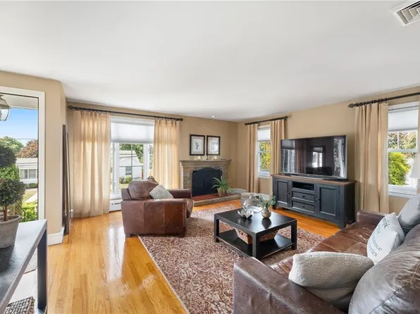 8 Arnold Dr, Johnston, RI 02919