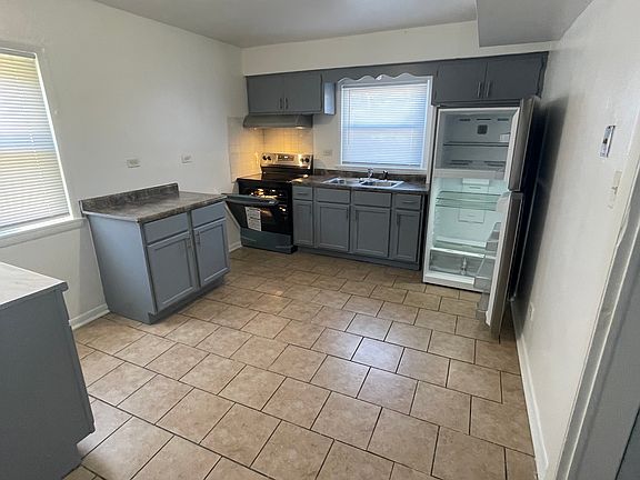 3rd image of 15032 Dorchester Ave APT 1W