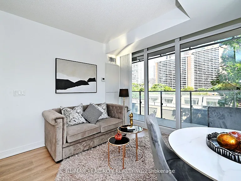 50 Wellesley St E #704 — Photo 3