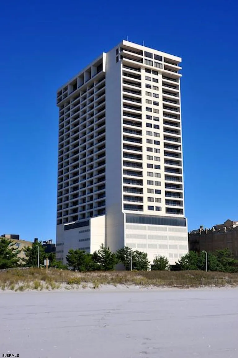 3851 Boardwalk APT 904 photo 1
