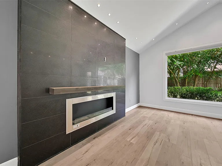 2206 Saxon Dr — Photo 6