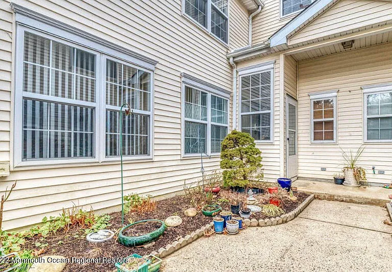 887 Crimson Ct — Photo 2