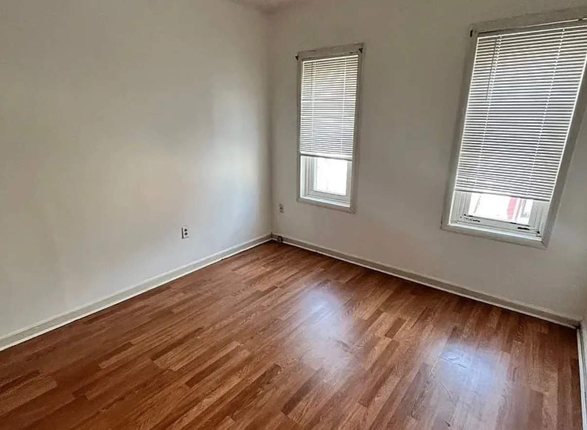 3 bed, 1.5 bath, 1000 sqft, $1,300 — Photo 4