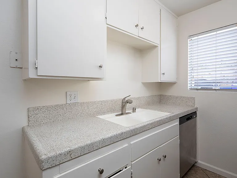Park Ave Apartments — Photo 6