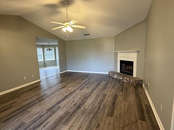 4th image of 407 Denise St